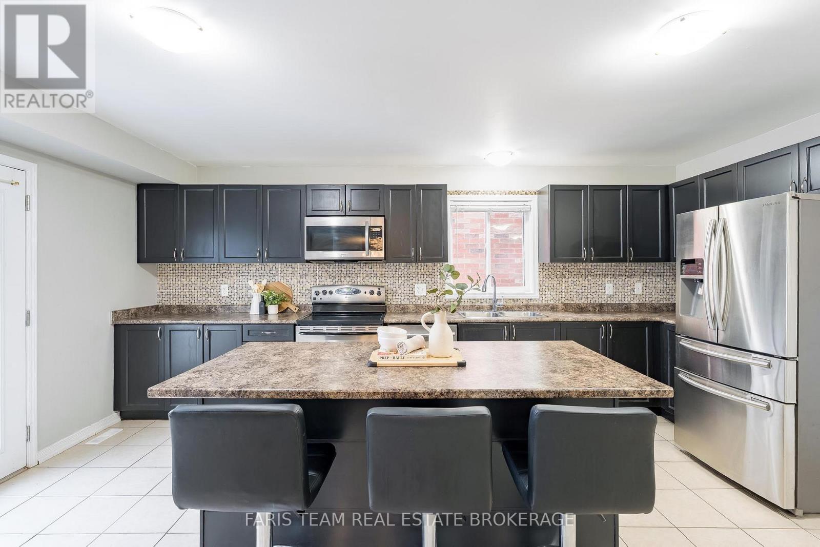 1373 Hunter Street, Innisfil, ON - Indoor Photo Showing Kitchen With Upgraded Kitchen
