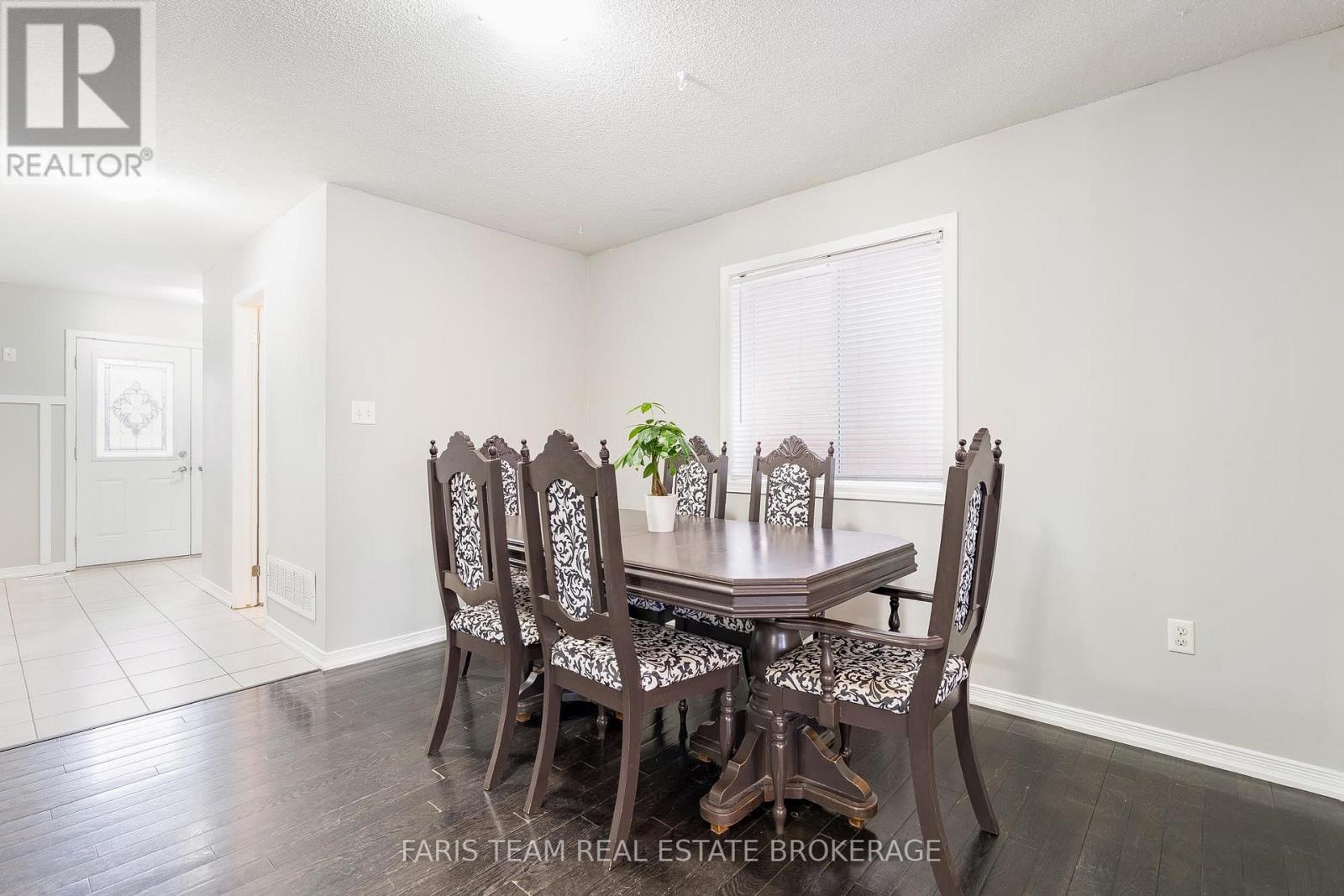 1373 Hunter Street, Innisfil, ON - Indoor Photo Showing Dining Room
