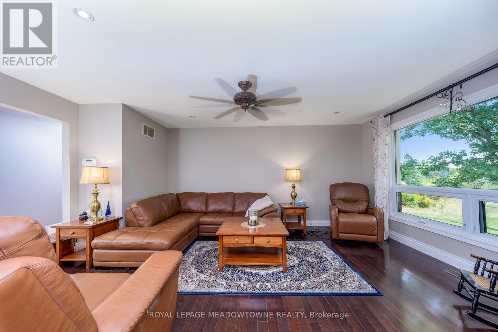 1 Cassidy Lane, Caledon, ON - Indoor Photo Showing Living Room