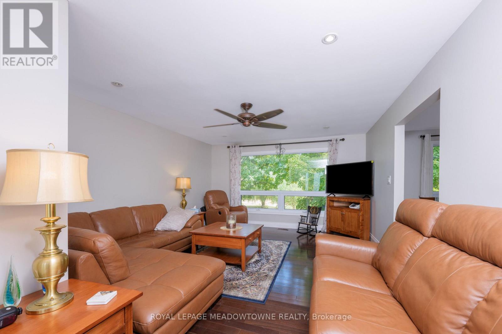 1 Cassidy Lane, Caledon, ON - Indoor Photo Showing Living Room