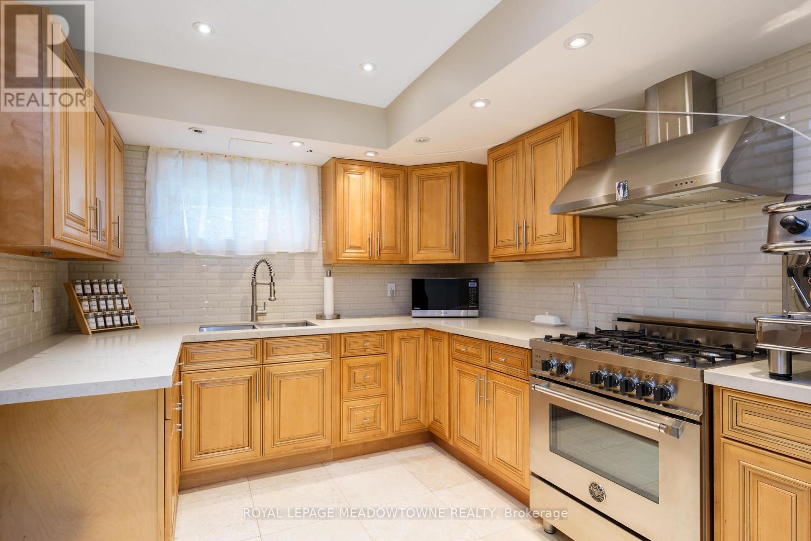 1 Cassidy Lane, Caledon, ON - Indoor Photo Showing Kitchen With Double Sink