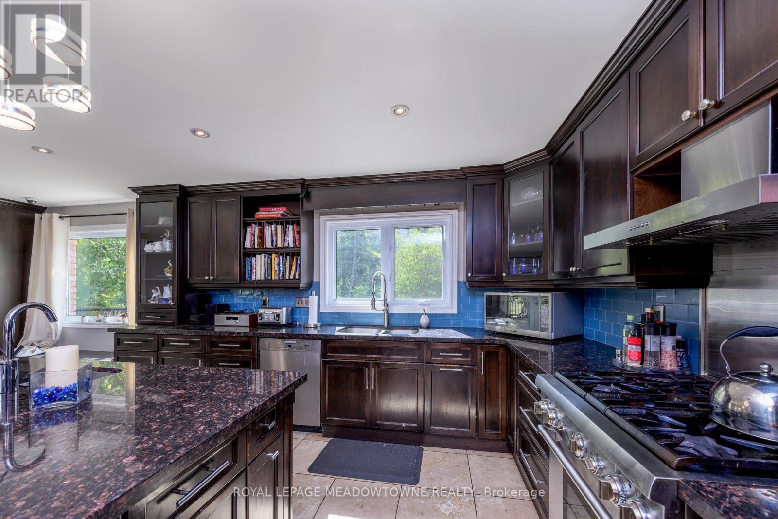 1 Cassidy Lane, Caledon, ON - Indoor Photo Showing Kitchen