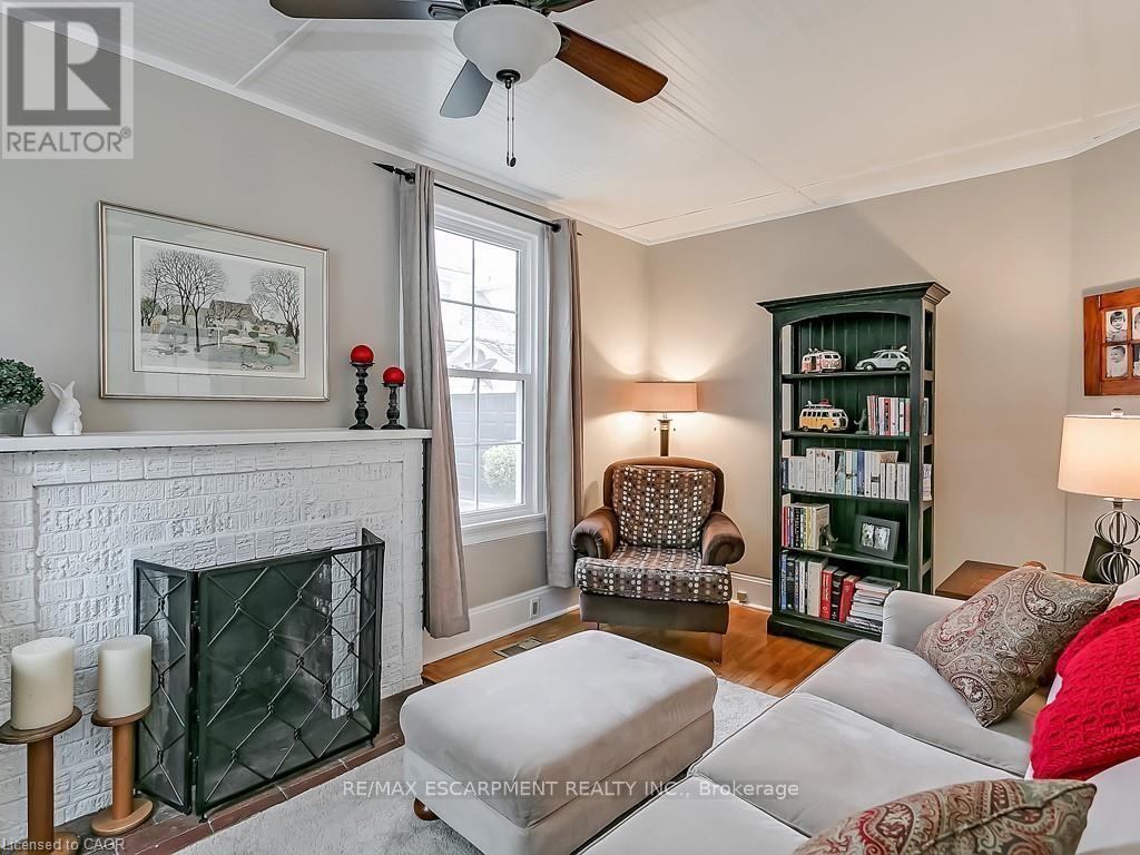 491 Pearl Street, Burlington, ON - Indoor Photo Showing Living Room With Fireplace