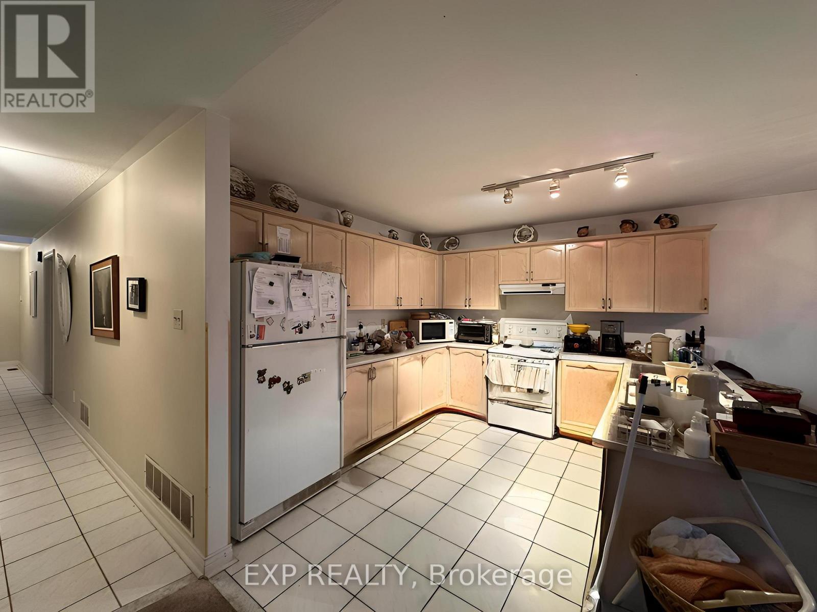 27 Venn Crescent, Toronto, ON - Indoor Photo Showing Kitchen