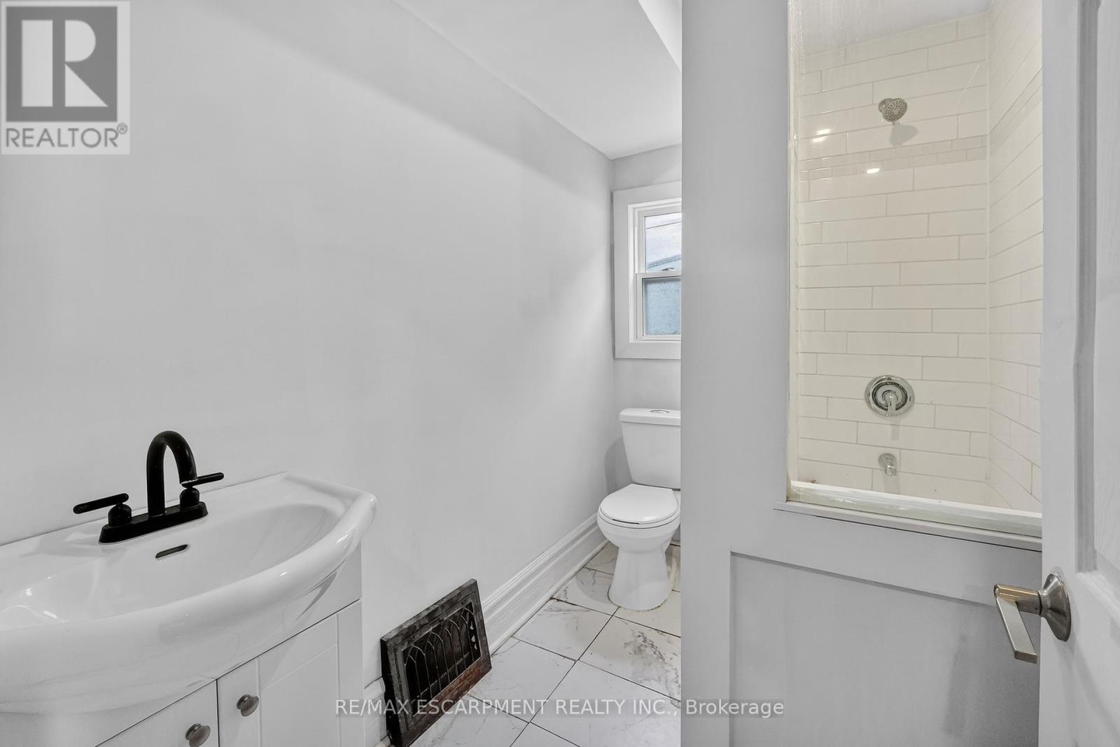 49 Allan Avenue, Hamilton, ON - Indoor Photo Showing Bathroom