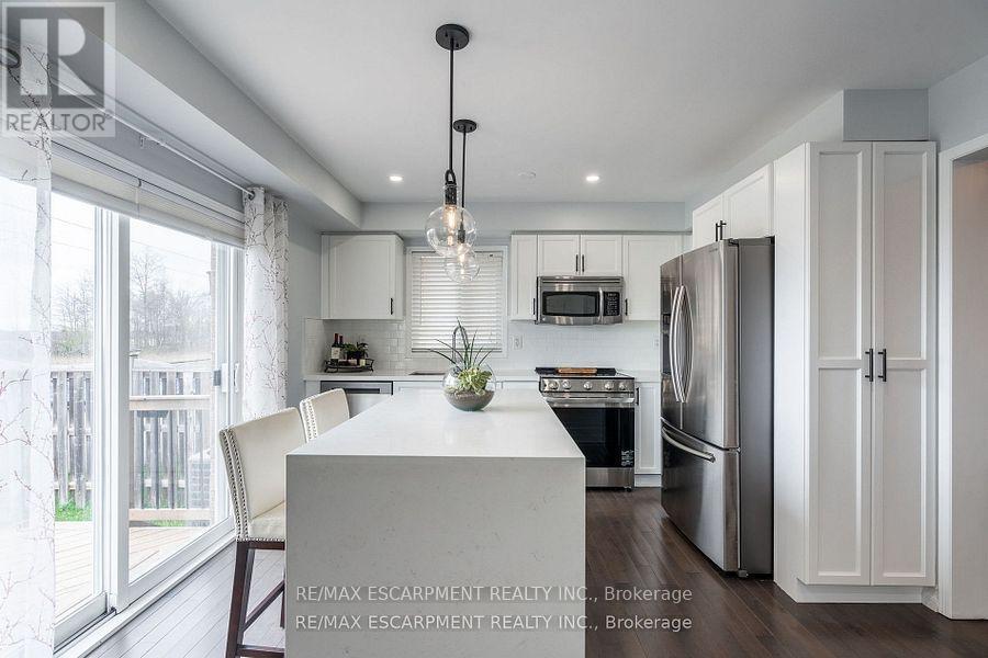 141 Voyager Pass, Hamilton, ON - Indoor Photo Showing Kitchen With Upgraded Kitchen