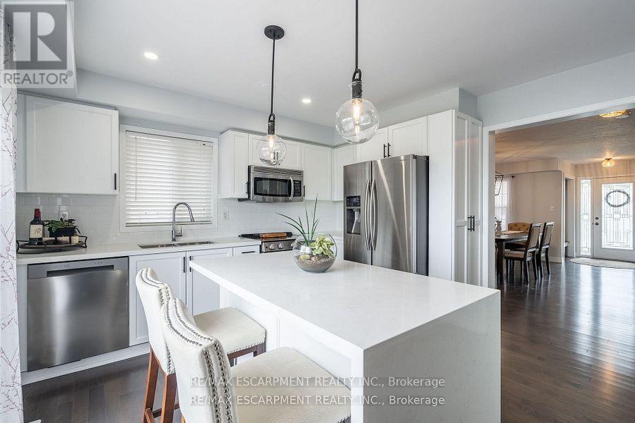 141 Voyager Pass, Hamilton, ON - Indoor Photo Showing Kitchen With Upgraded Kitchen