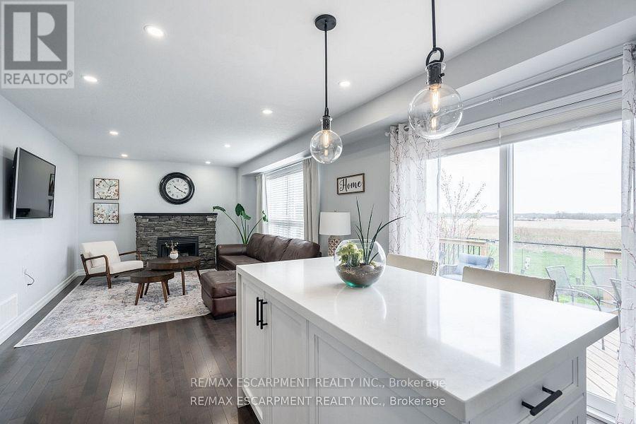 141 Voyager Pass, Hamilton, ON - Indoor Photo Showing Kitchen