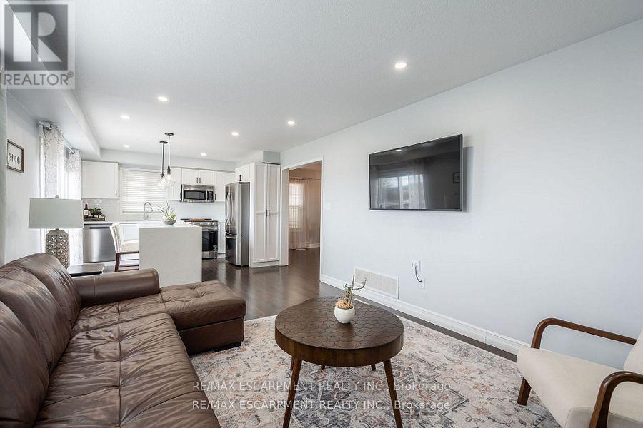 141 Voyager Pass, Hamilton, ON - Indoor Photo Showing Living Room