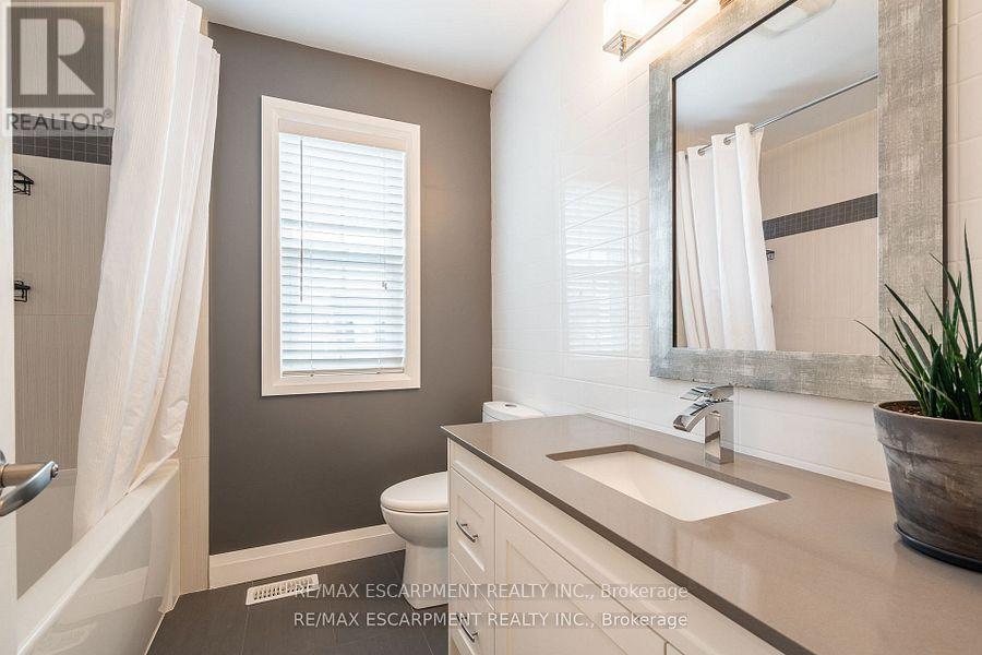 141 Voyager Pass, Hamilton, ON - Indoor Photo Showing Bathroom