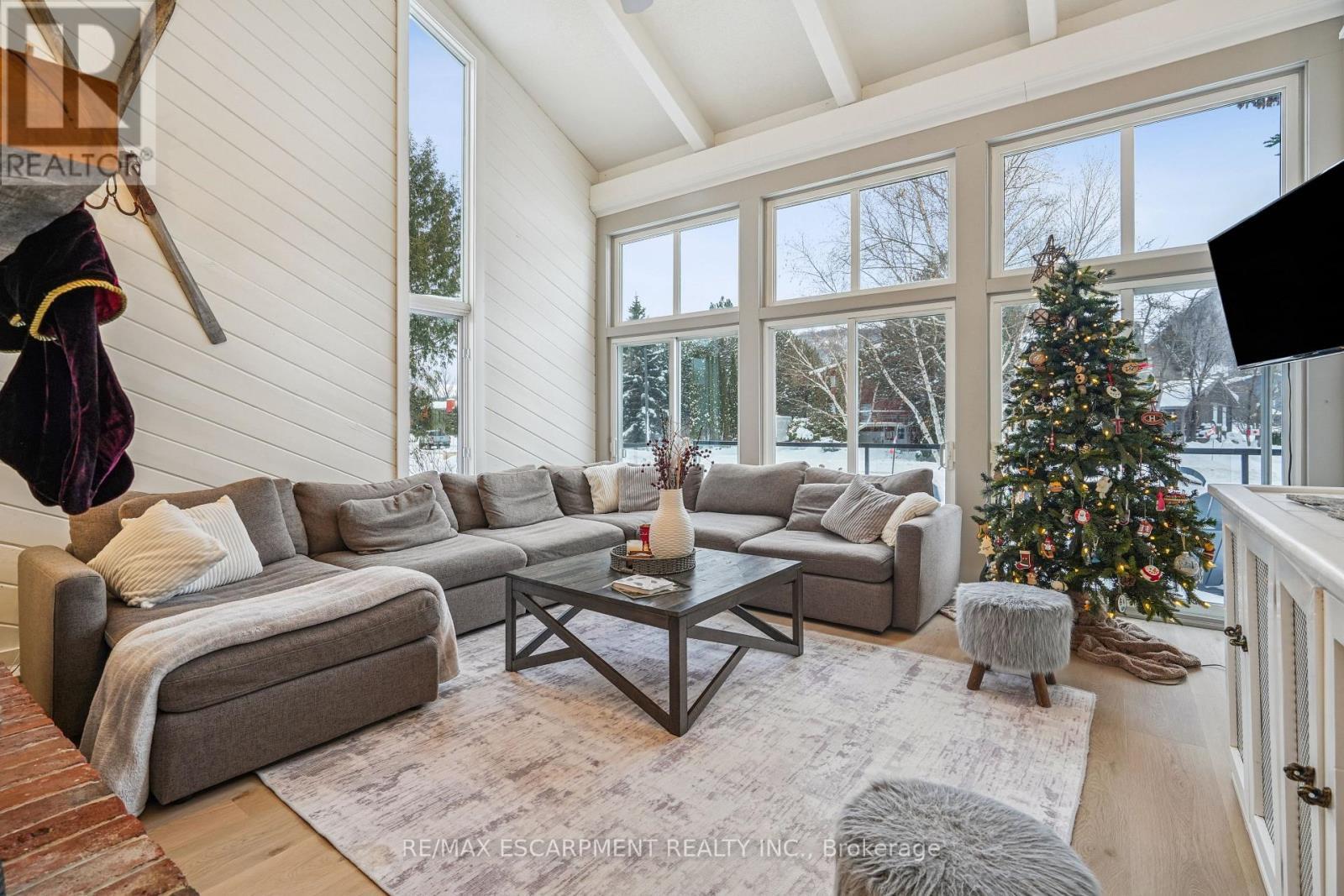 144 Carmichael Crescent, Blue Mountains, ON - Indoor Photo Showing Living Room