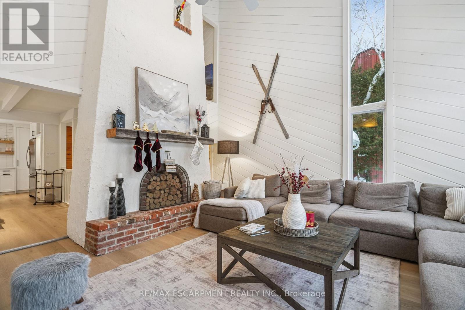 144 Carmichael Crescent, Blue Mountains, ON - Indoor Photo Showing Living Room