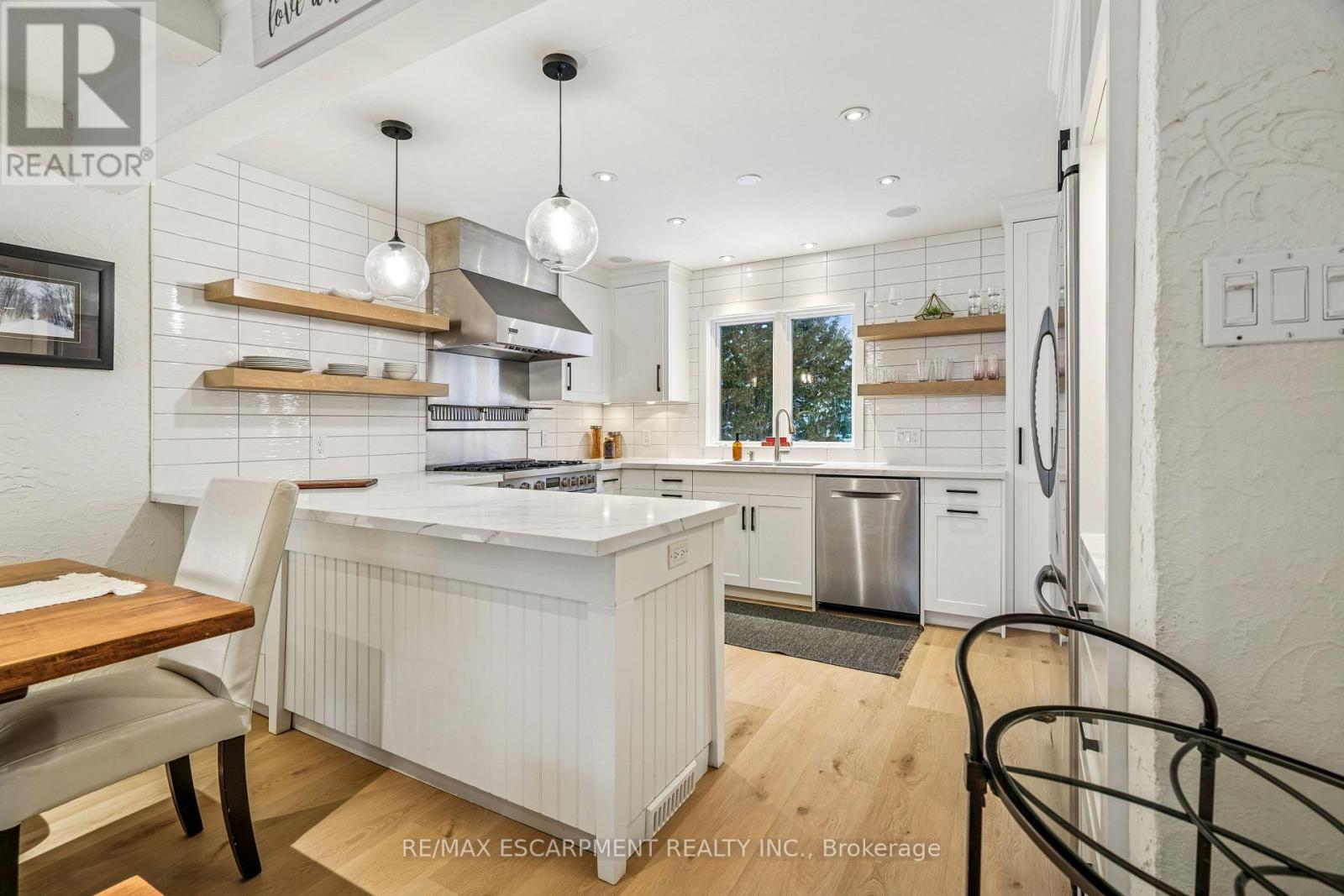 144 Carmichael Crescent, Blue Mountains, ON - Indoor Photo Showing Kitchen With Upgraded Kitchen