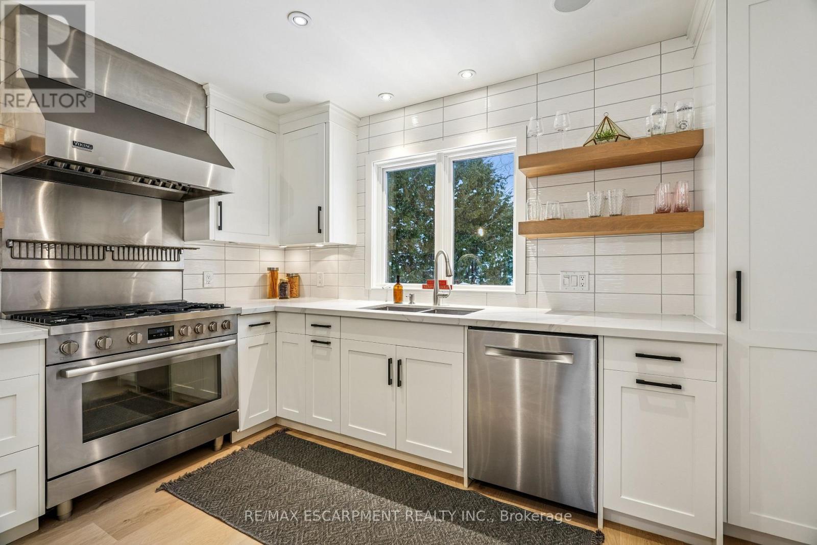 144 Carmichael Crescent, Blue Mountains, ON - Indoor Photo Showing Kitchen With Upgraded Kitchen