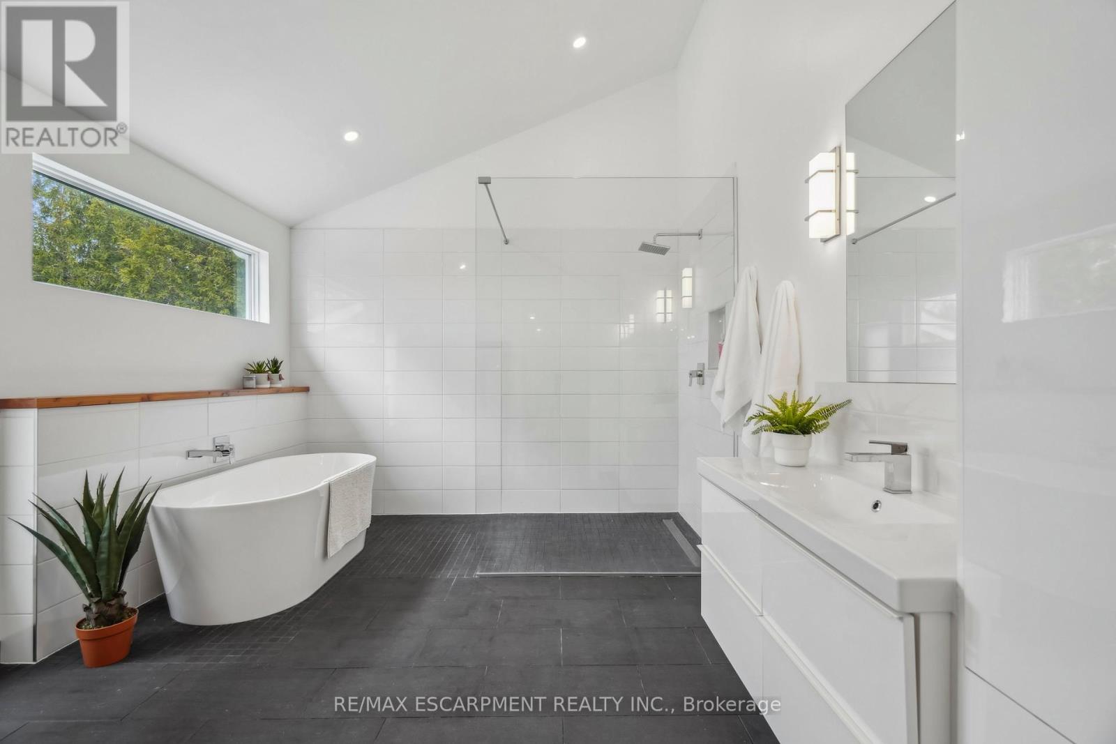 144 Carmichael Crescent, Blue Mountains, ON - Indoor Photo Showing Bathroom