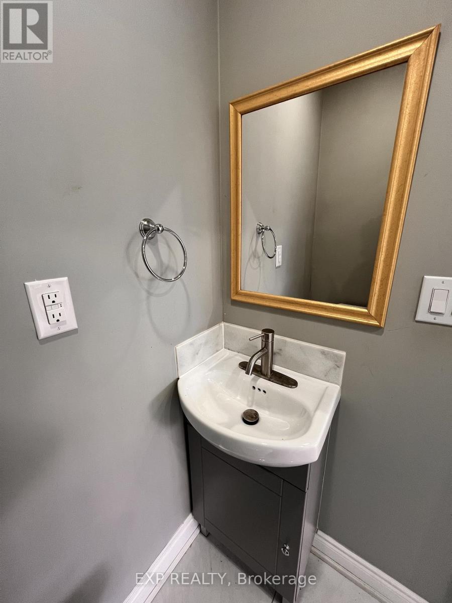64 Gainsborough Road, Hamilton, ON - Indoor Photo Showing Bathroom