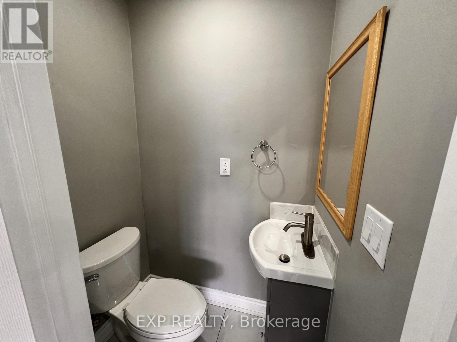 64 Gainsborough Road, Hamilton, ON - Indoor Photo Showing Bathroom