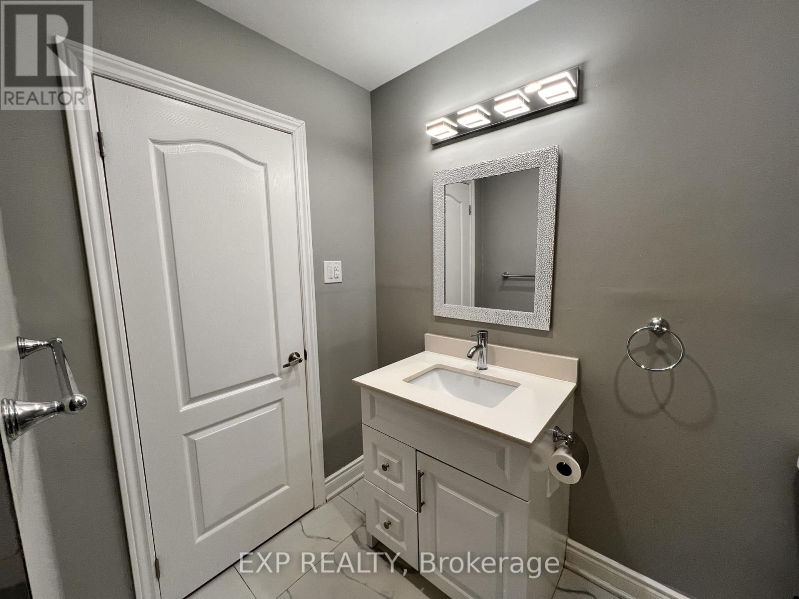 64 Gainsborough Road, Hamilton, ON - Indoor Photo Showing Bathroom