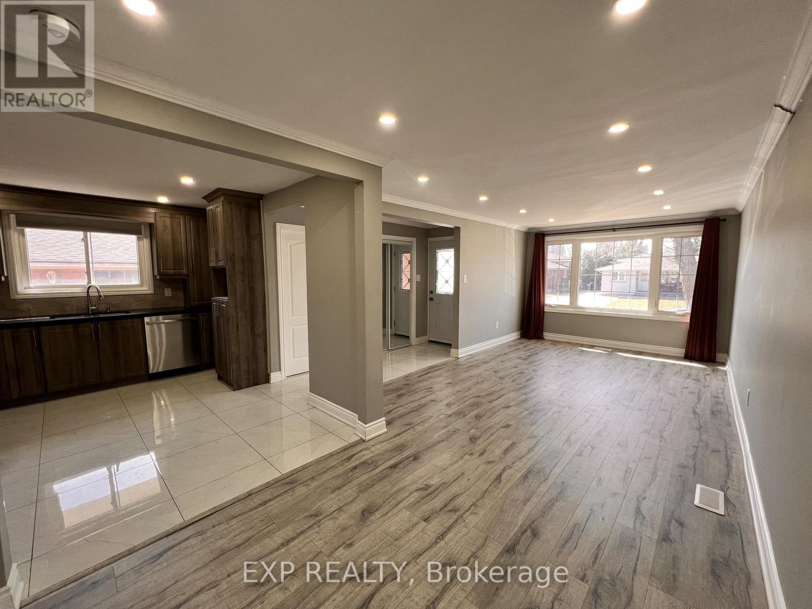 64 Gainsborough Road, Hamilton, ON - Indoor Photo Showing Other Room