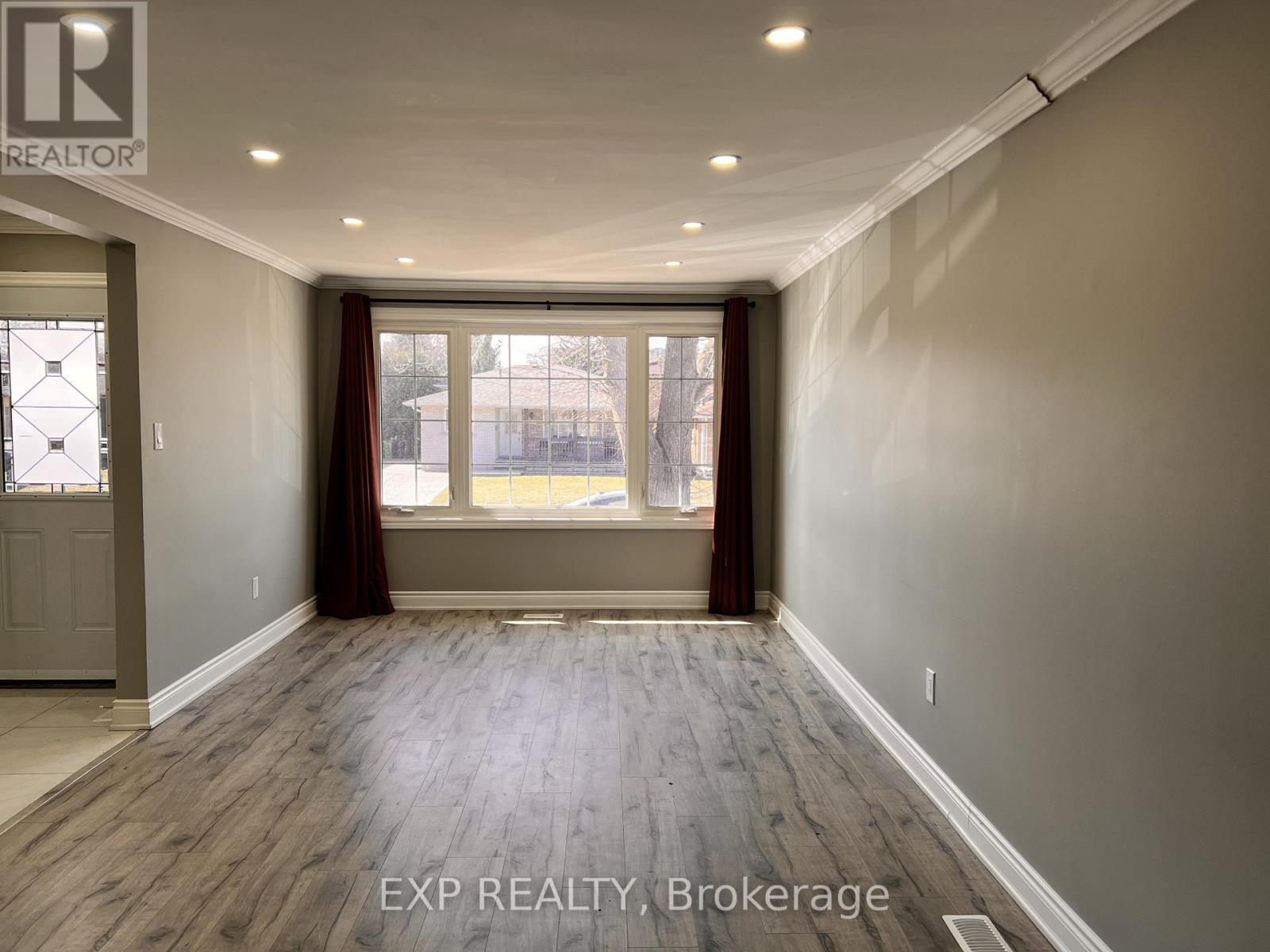 64 Gainsborough Road, Hamilton, ON - Indoor Photo Showing Other Room