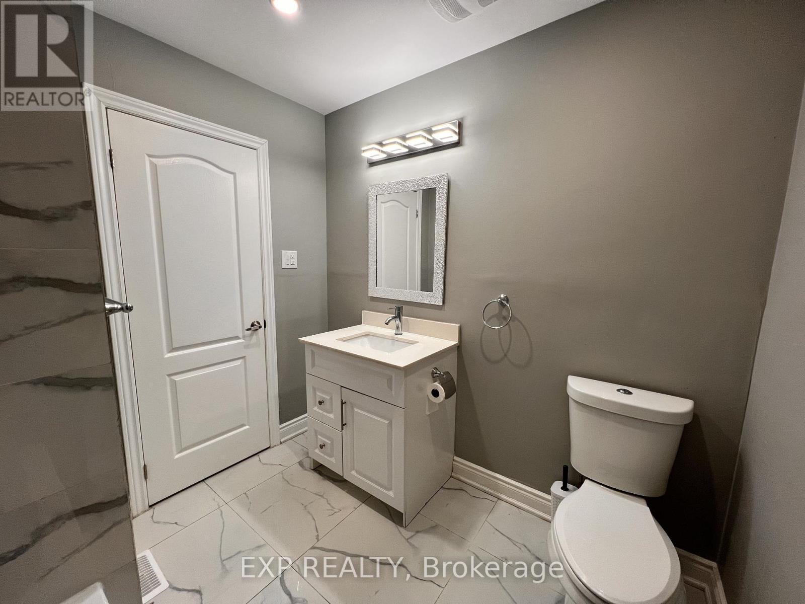 64 Gainsborough Road, Hamilton, ON - Indoor Photo Showing Bathroom