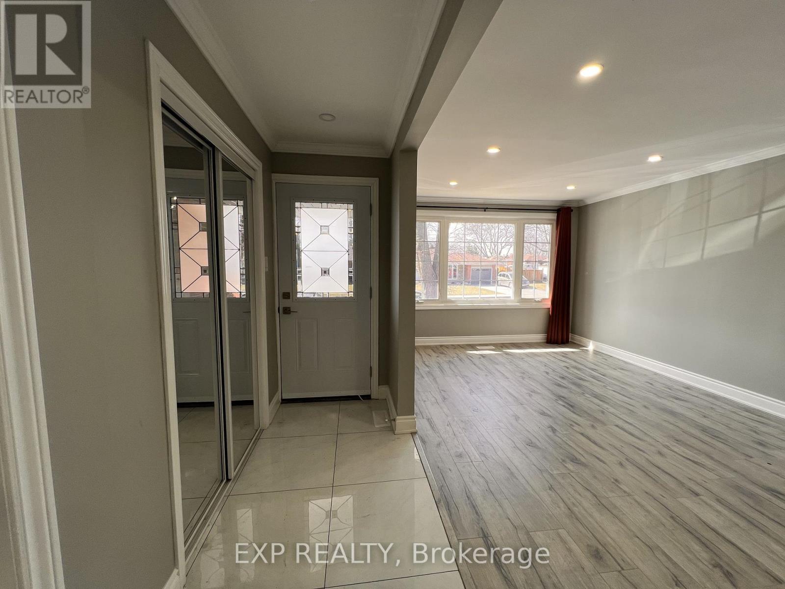 64 Gainsborough Road, Hamilton, ON - Indoor Photo Showing Other Room