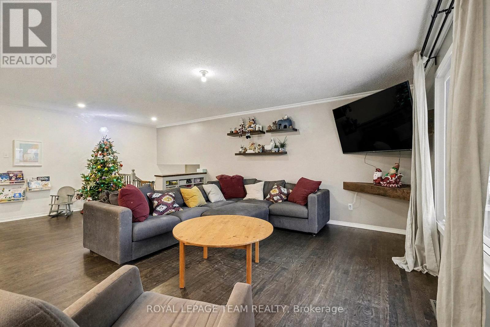 3229 Wild Cherry Drive, Ottawa, ON - Indoor Photo Showing Living Room
