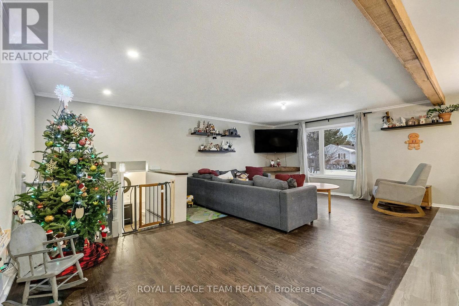 3229 Wild Cherry Drive, Ottawa, ON - Indoor Photo Showing Living Room