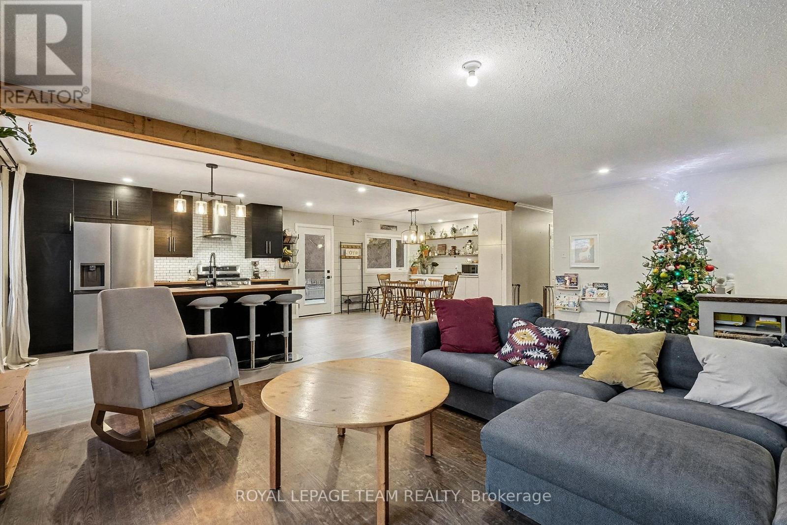 3229 Wild Cherry Drive, Ottawa, ON - Indoor Photo Showing Living Room