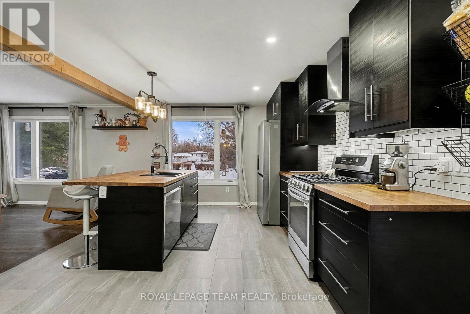 3229 Wild Cherry Drive, Ottawa, ON - Indoor Photo Showing Kitchen
