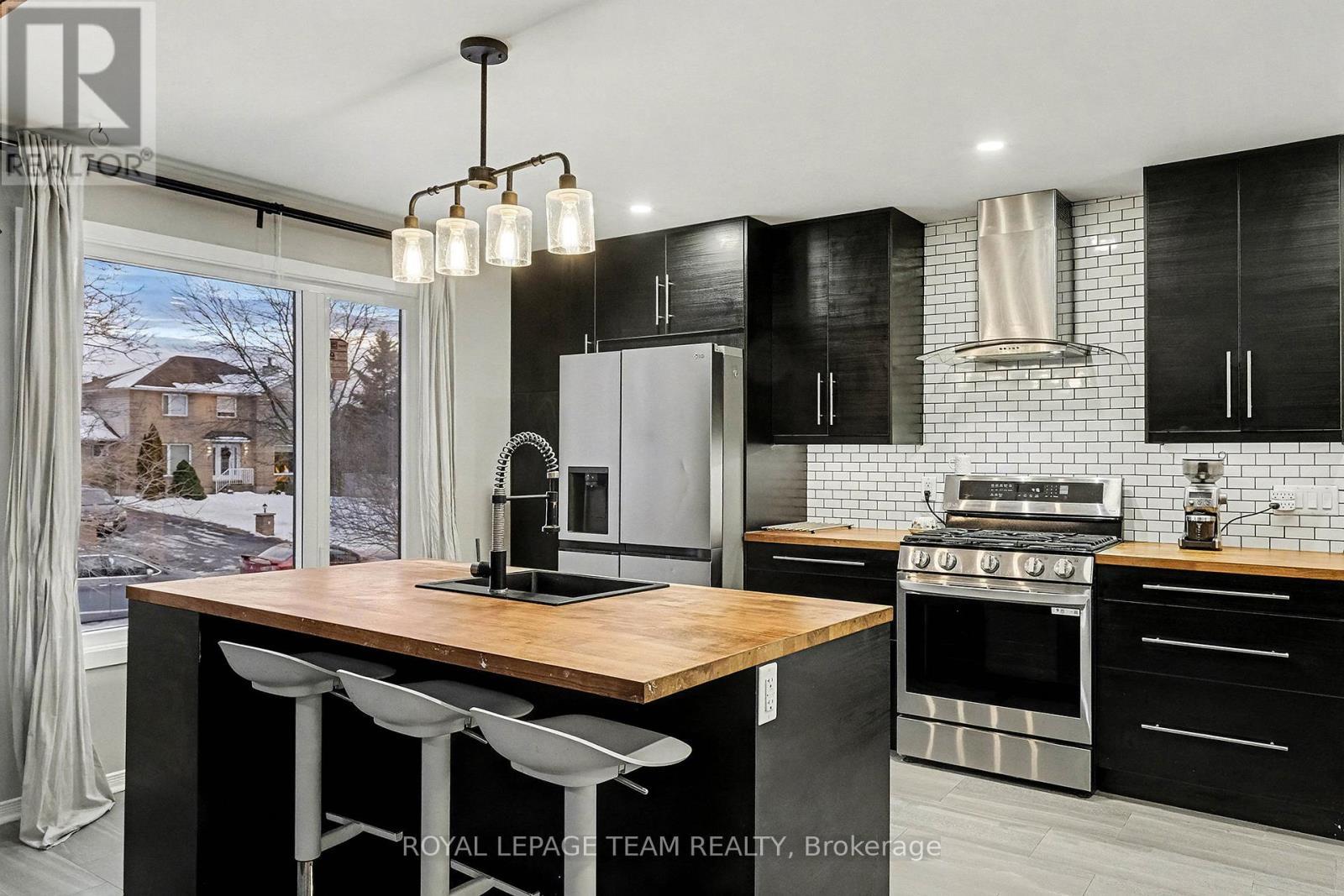 3229 Wild Cherry Drive, Ottawa, ON - Indoor Photo Showing Kitchen With Upgraded Kitchen