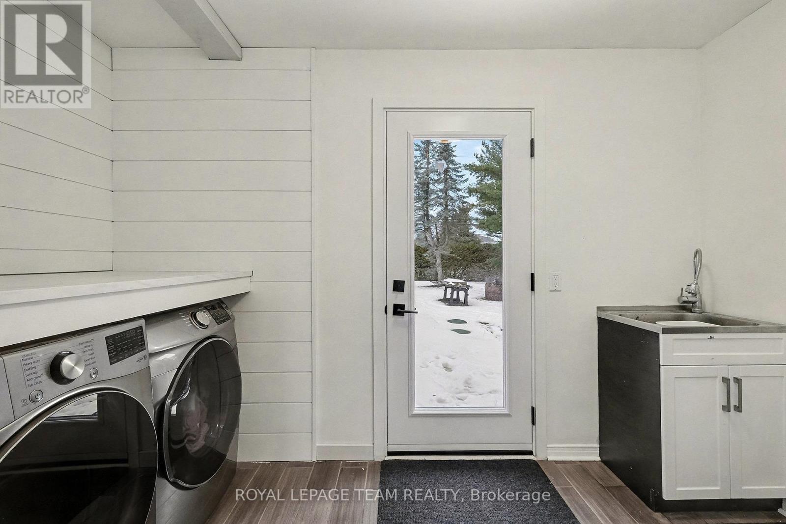 3229 Wild Cherry Drive, Ottawa, ON - Indoor Photo Showing Laundry Room
