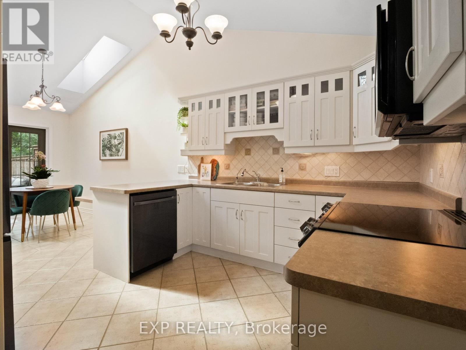23 - 3241 Montrose Road, Niagara Falls (Mt. Carmel), ON - Indoor Photo Showing Kitchen