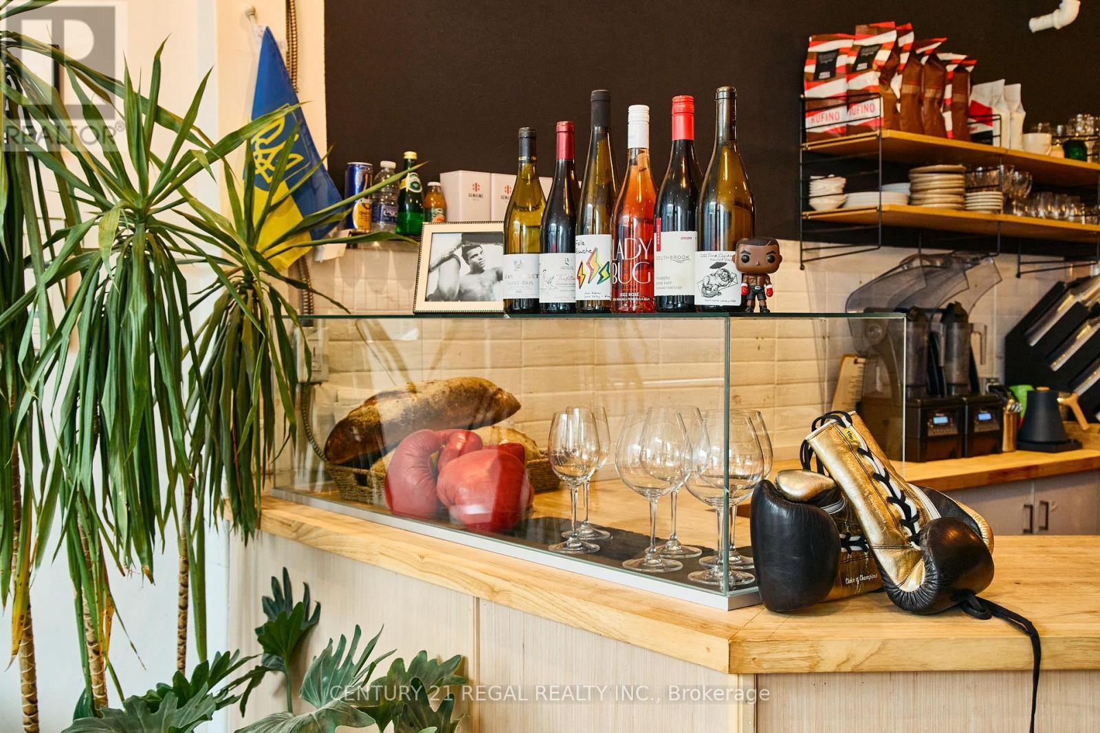 1134 Dundas Street W, Toronto, ON