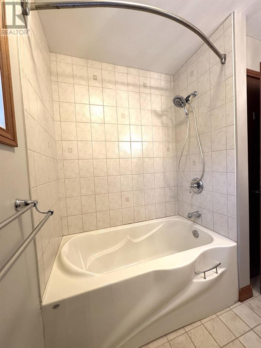 187 Parkland Cres, Sault Ste. Marie, ON - Indoor Photo Showing Bathroom