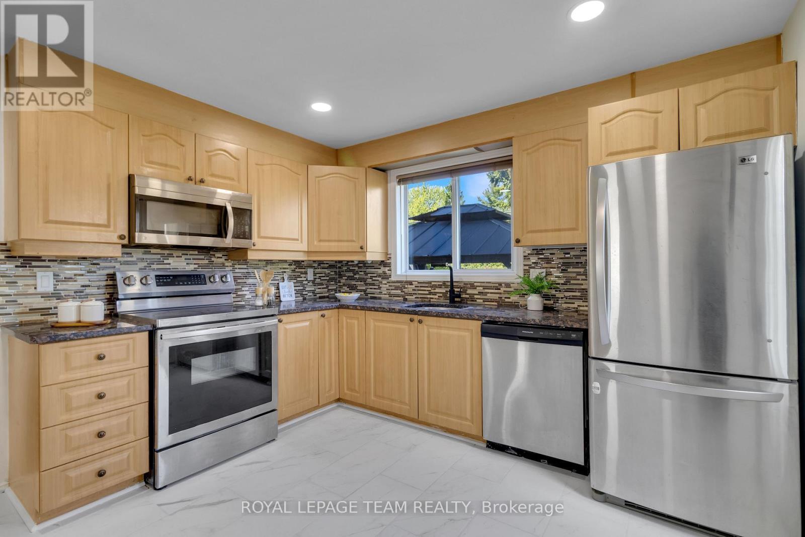 2 Brookhaven Court, Ottawa, ON - Indoor Photo Showing Kitchen