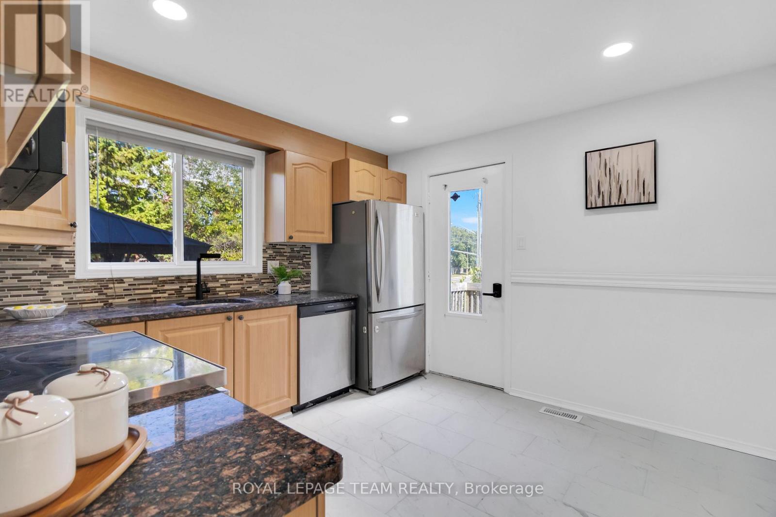 2 Brookhaven Court, Ottawa, ON - Indoor Photo Showing Kitchen