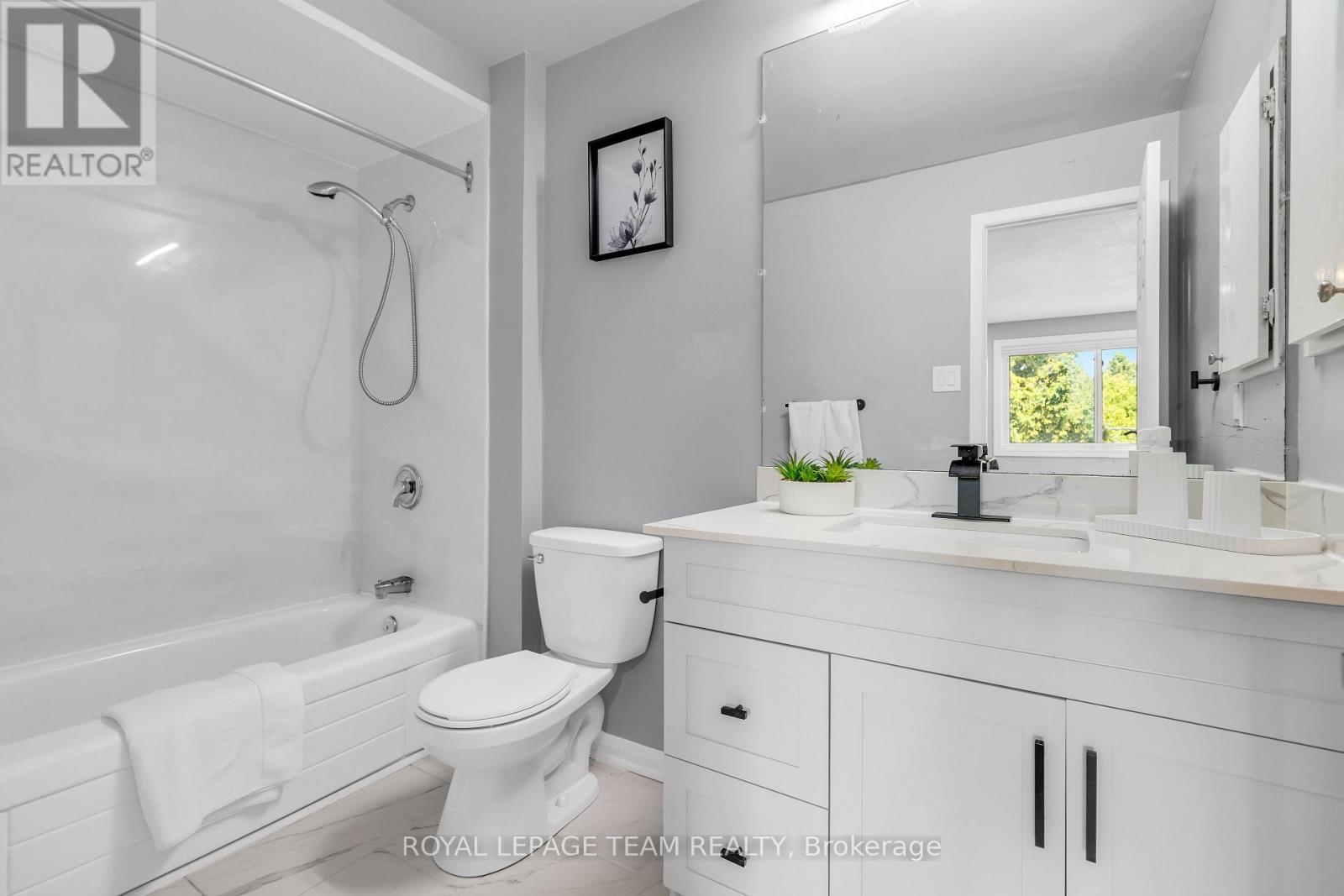 2 Brookhaven Court, Ottawa, ON - Indoor Photo Showing Bathroom