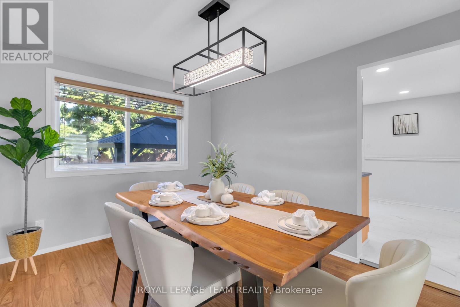 Photos may be staged to show design potential - 2 Brookhaven Court, Ottawa, ON - Indoor Photo Showing Dining Room