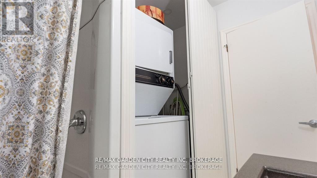 1 Caroline Street, St. Catharines (Glendale/Glenridge), ON - Photo Showing Laundry Room