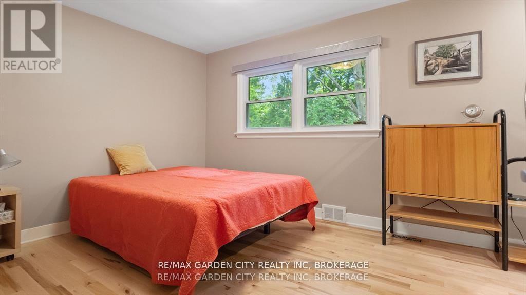 1 Caroline Street, St. Catharines (Glendale/Glenridge), ON - Indoor Photo Showing Bedroom