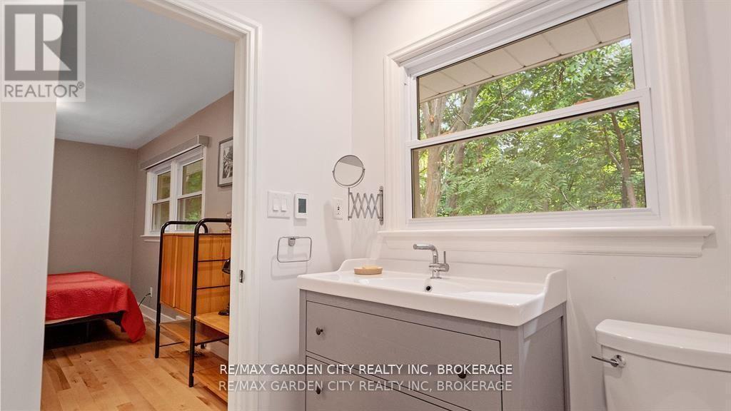 1 Caroline Street, St. Catharines (Glendale/Glenridge), ON - Indoor Photo Showing Bathroom