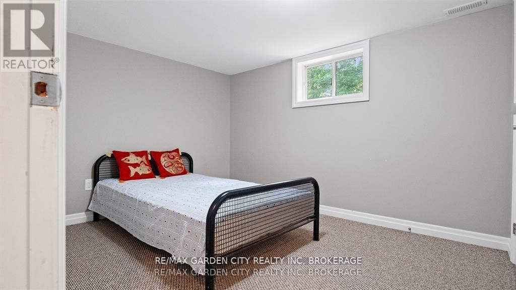 1 Caroline Street, St. Catharines (Glendale/Glenridge), ON - Indoor Photo Showing Bedroom