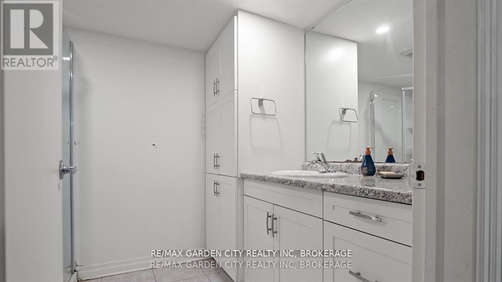 1 Caroline Street, St. Catharines (Glendale/Glenridge), ON - Indoor Photo Showing Bathroom