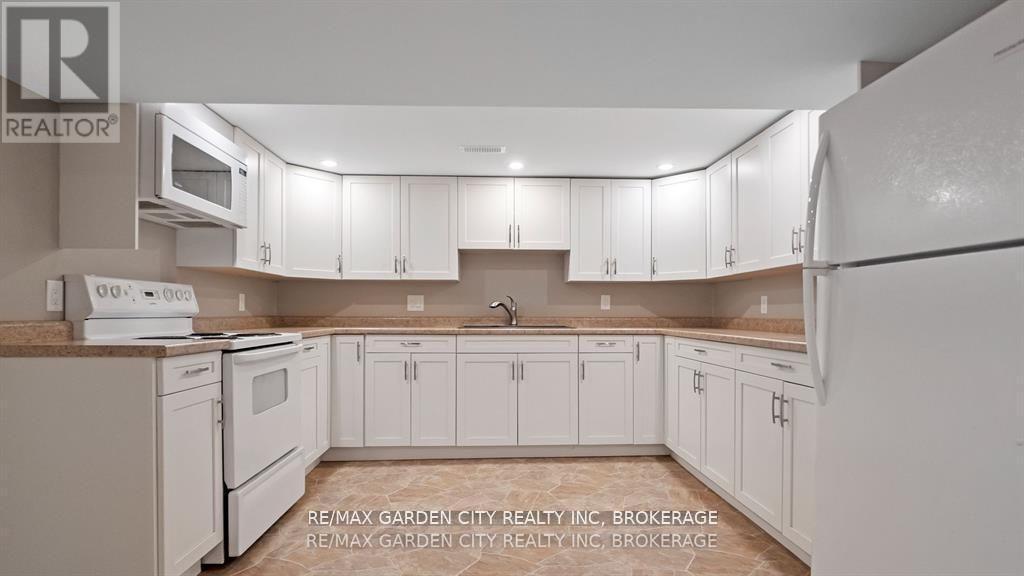 1 Caroline Street, St. Catharines (Glendale/Glenridge), ON - Indoor Photo Showing Kitchen