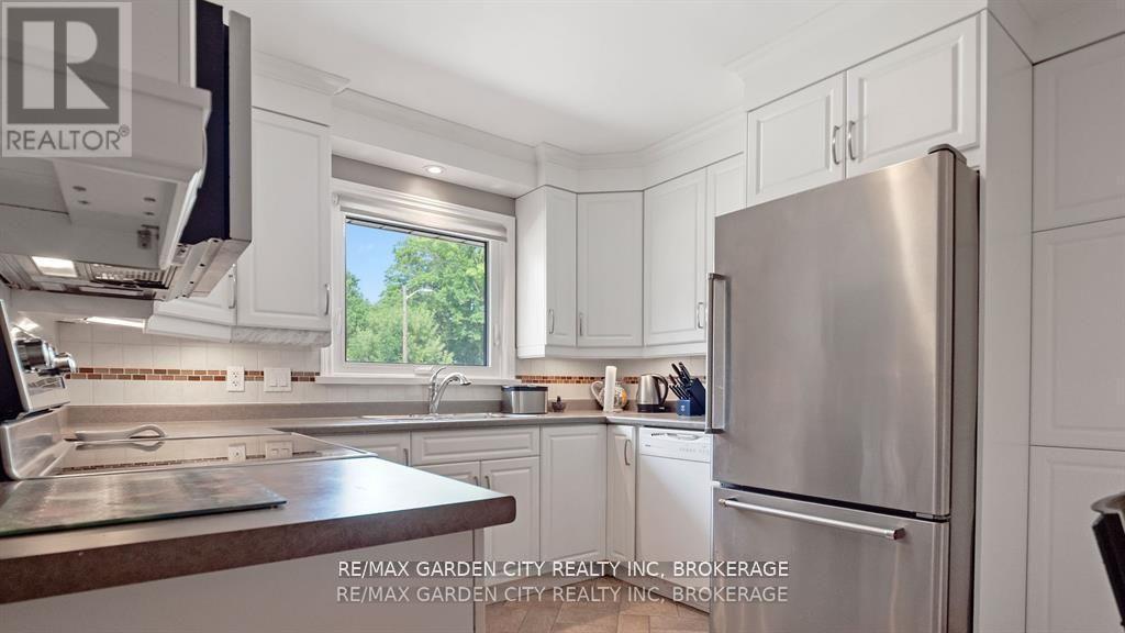 1 Caroline Street, St. Catharines (Glendale/Glenridge), ON - Indoor Photo Showing Kitchen