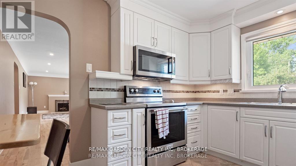 1 Caroline Street, St. Catharines (Glendale/Glenridge), ON - Indoor Photo Showing Kitchen
