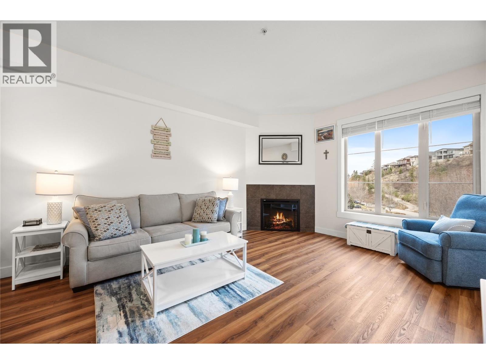 1875 Country Club Drive Unit# 1405, Kelowna, BC - Indoor Photo Showing Living Room With Fireplace