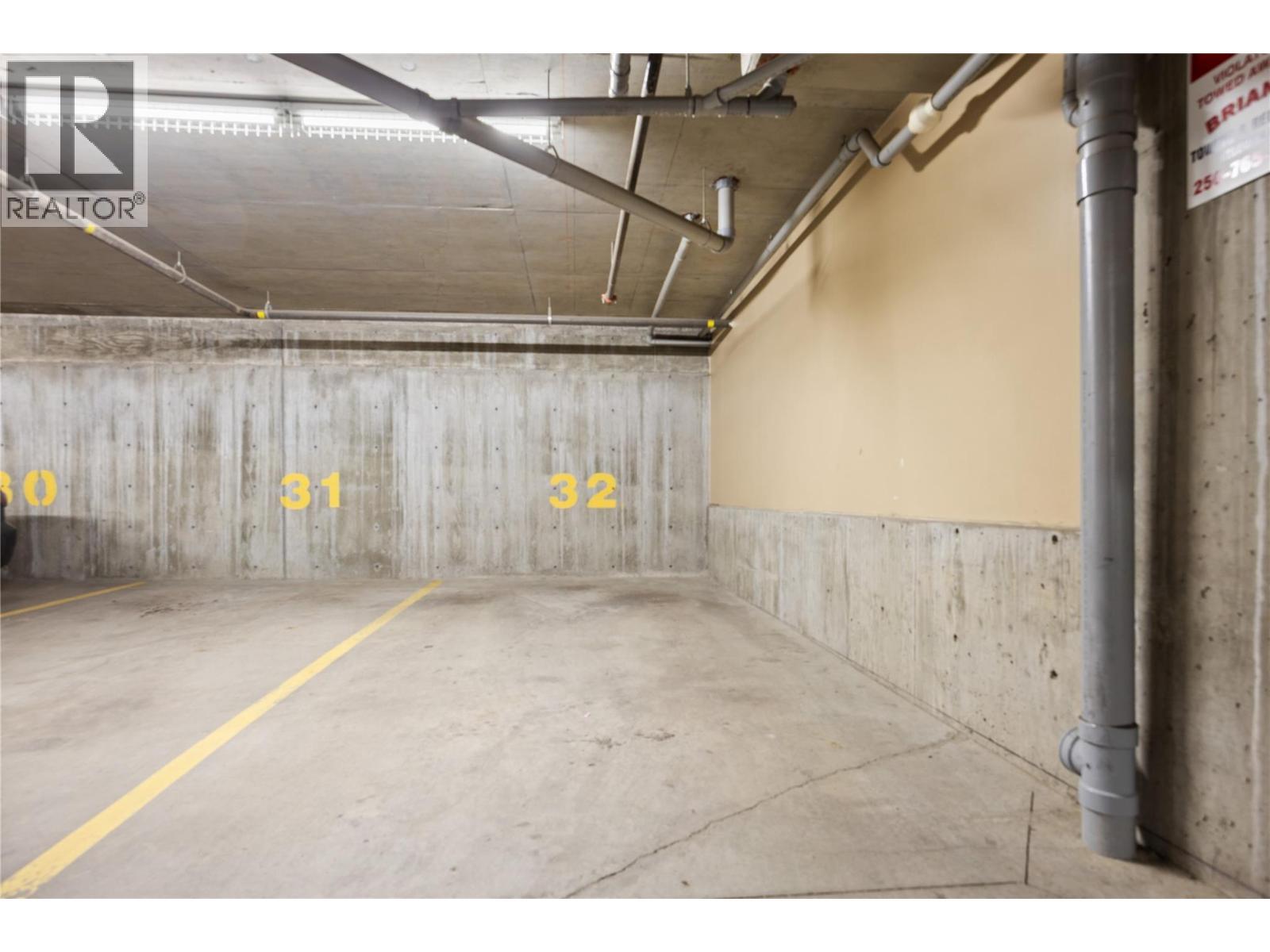 1875 Country Club Drive Unit# 1405, Kelowna, BC - Indoor Photo Showing Garage