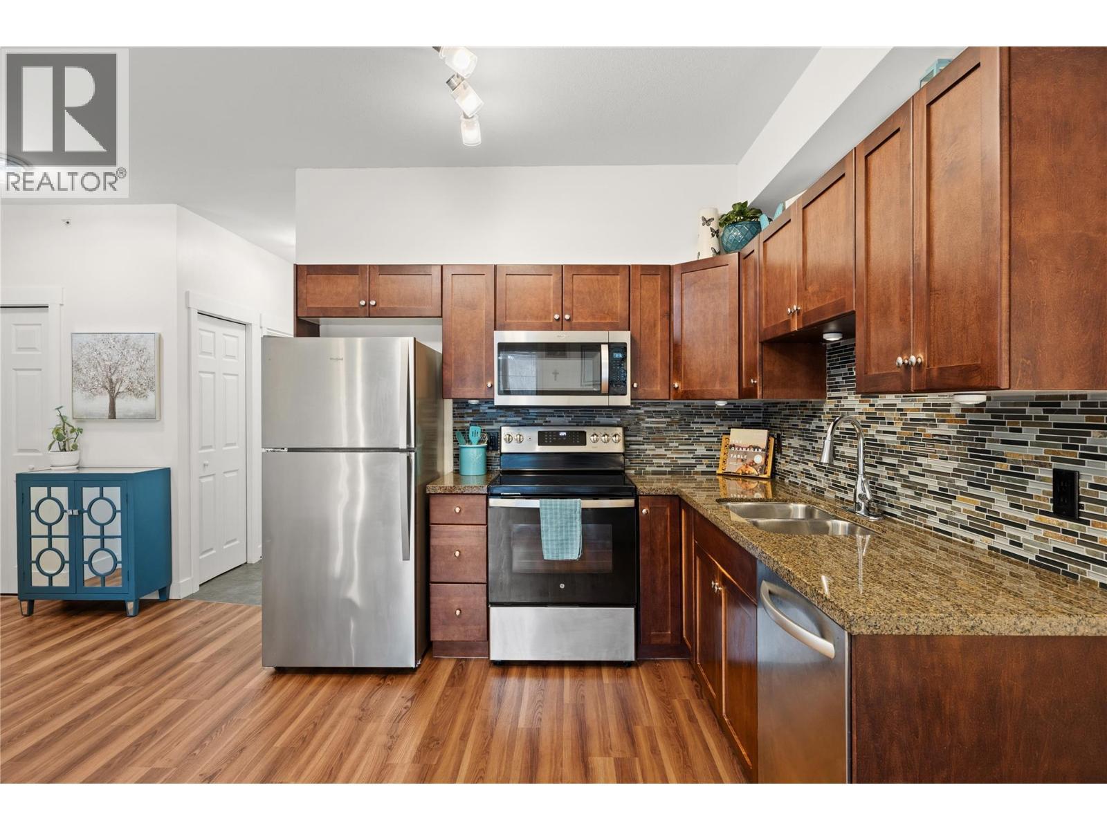 1875 Country Club Drive Unit# 1405, Kelowna, BC - Indoor Photo Showing Kitchen With Stainless Steel Kitchen With Double Sink